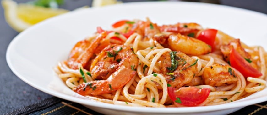Спагетти с помидорами и креветками