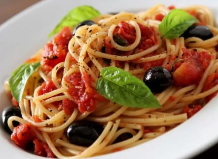 Спагетти по-итальянски с оливками и базиликом